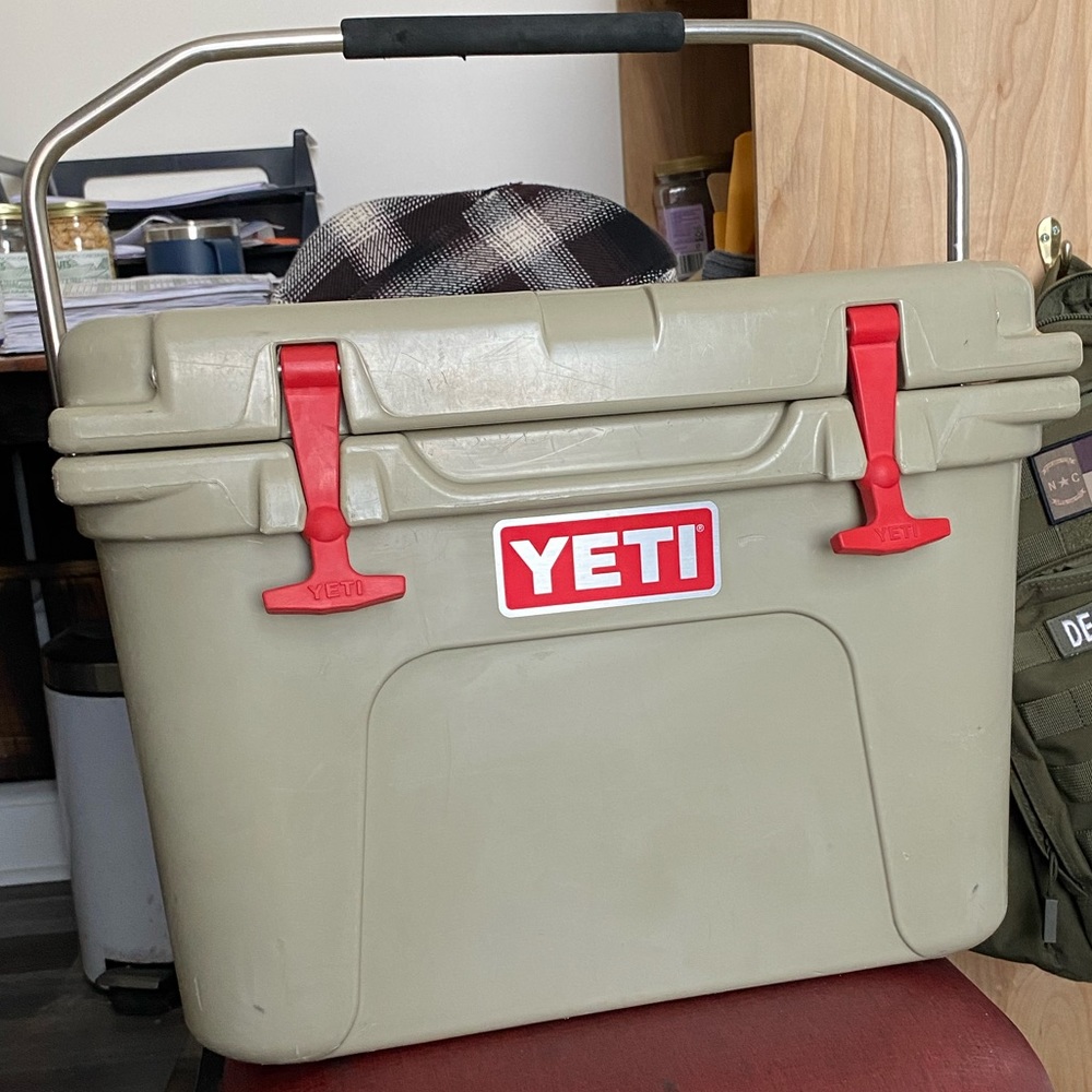Yeti Tan OG Roadie 20 with Red Latch Kit